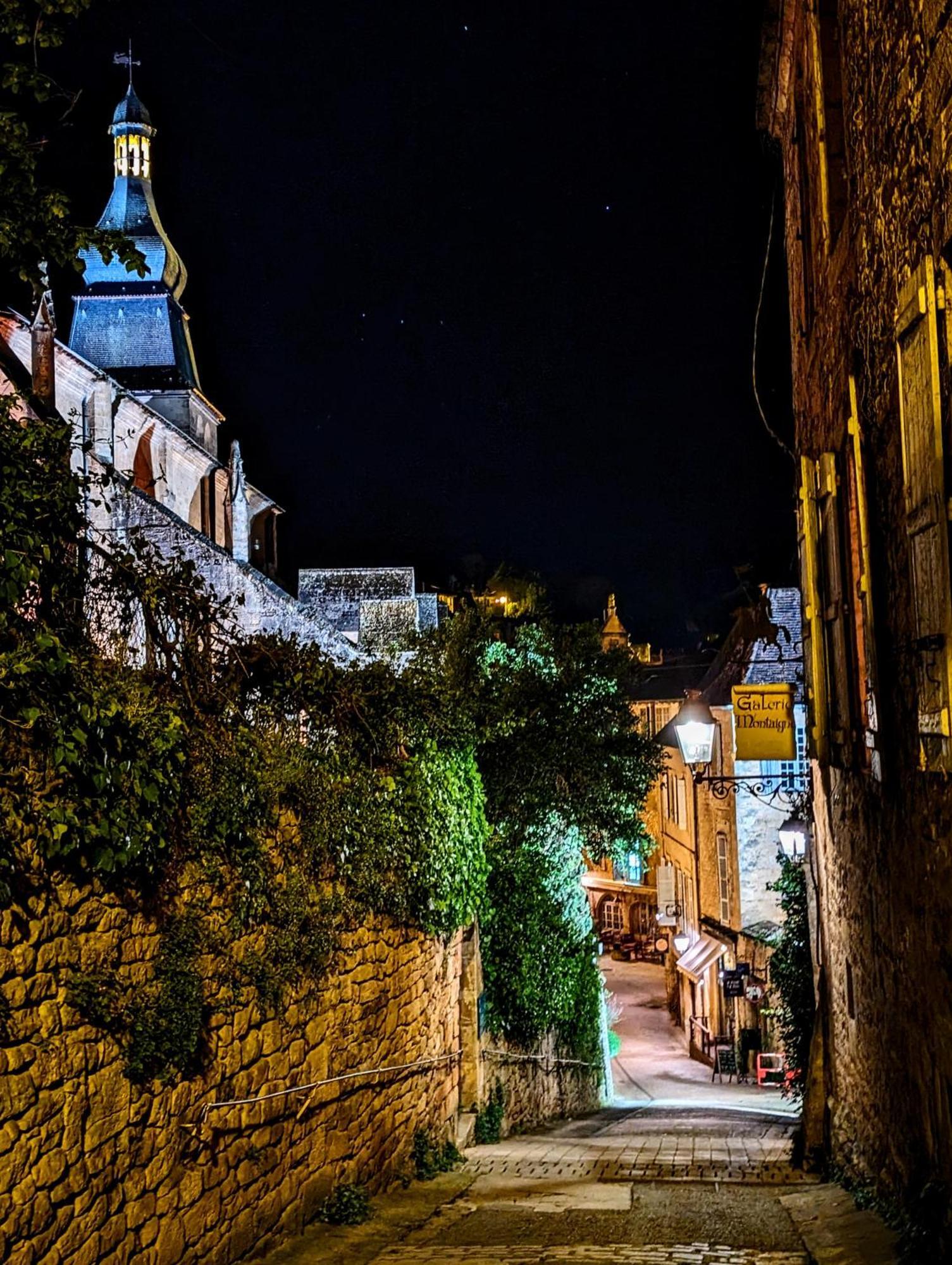 Centrally Located Sarlat Apartment With Medieval Town Views Экстерьер фото