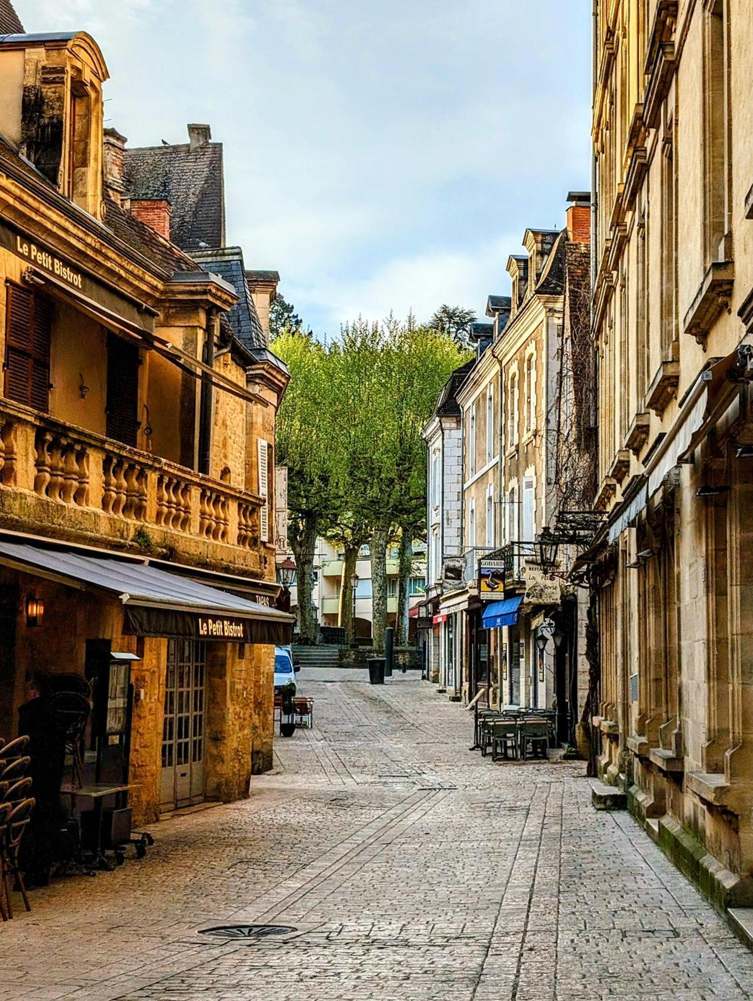 Centrally Located Sarlat Apartment With Medieval Town Views Экстерьер фото