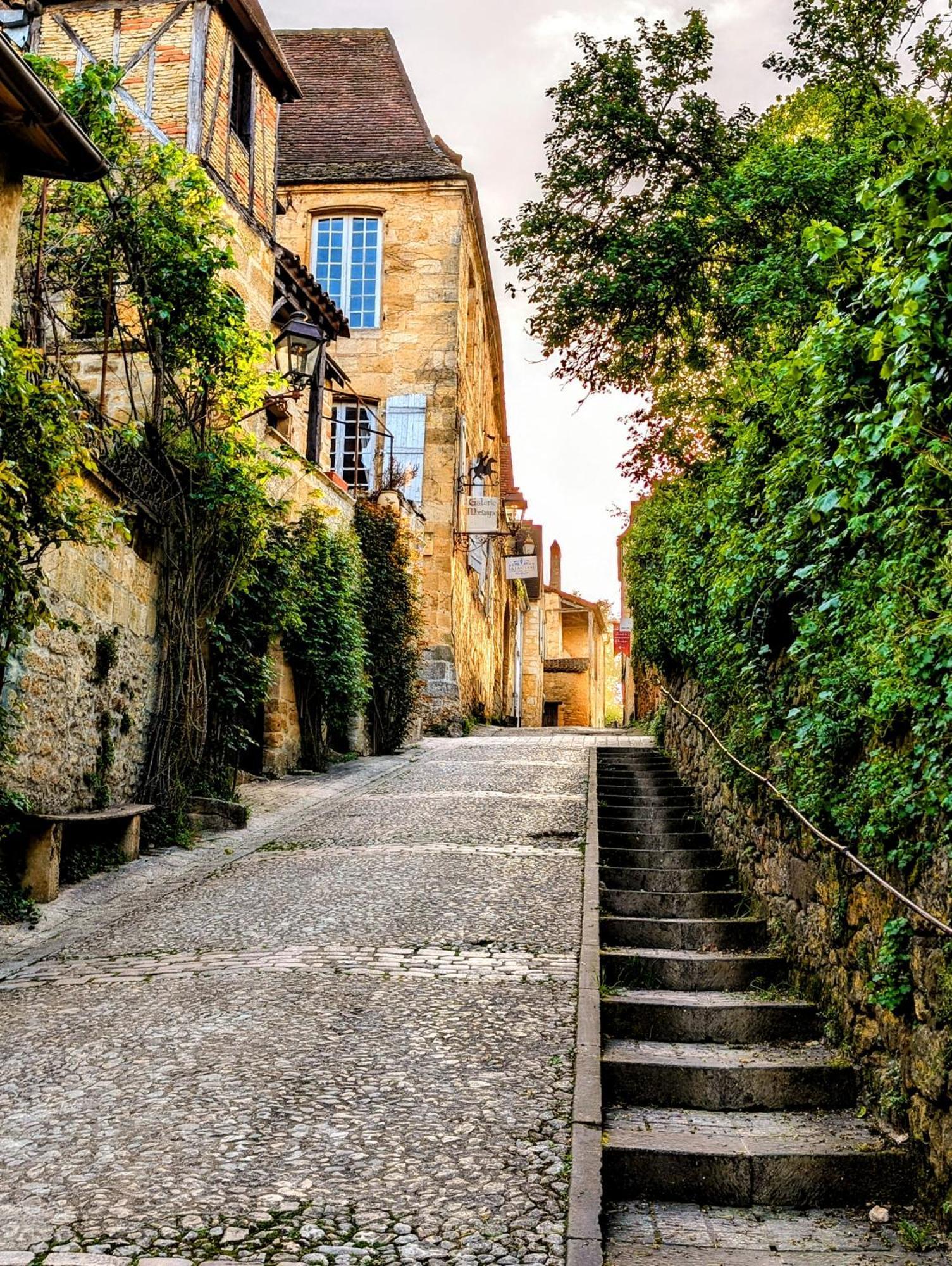 Centrally Located Sarlat Apartment With Medieval Town Views Экстерьер фото